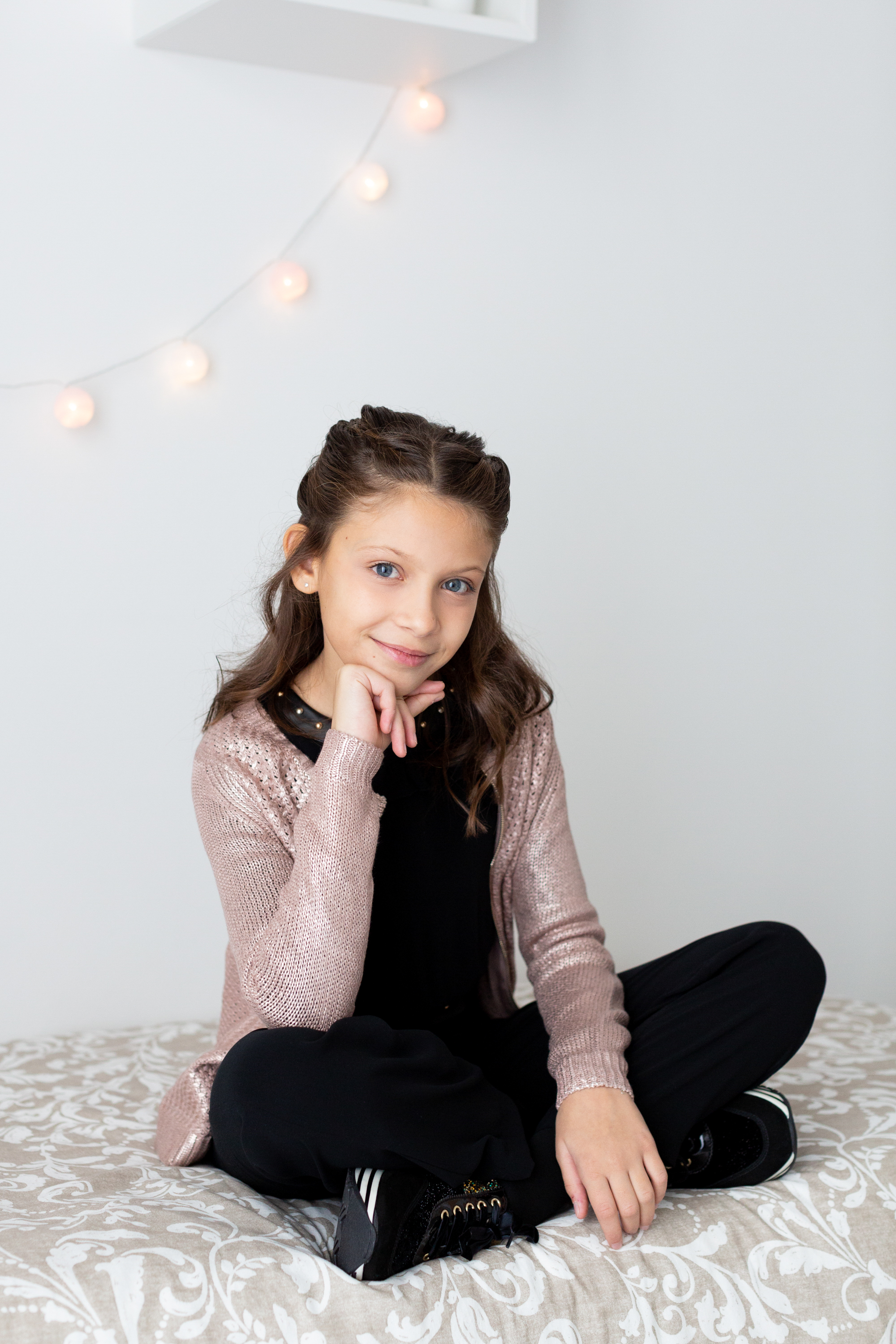 Immagini Stock - Ritratto Di Una Bambina Di Dieci Anni. Età 10 Anni. Studio  Fotografia Su Uno Sfondo Grigio Chiaro.. Image 48337262